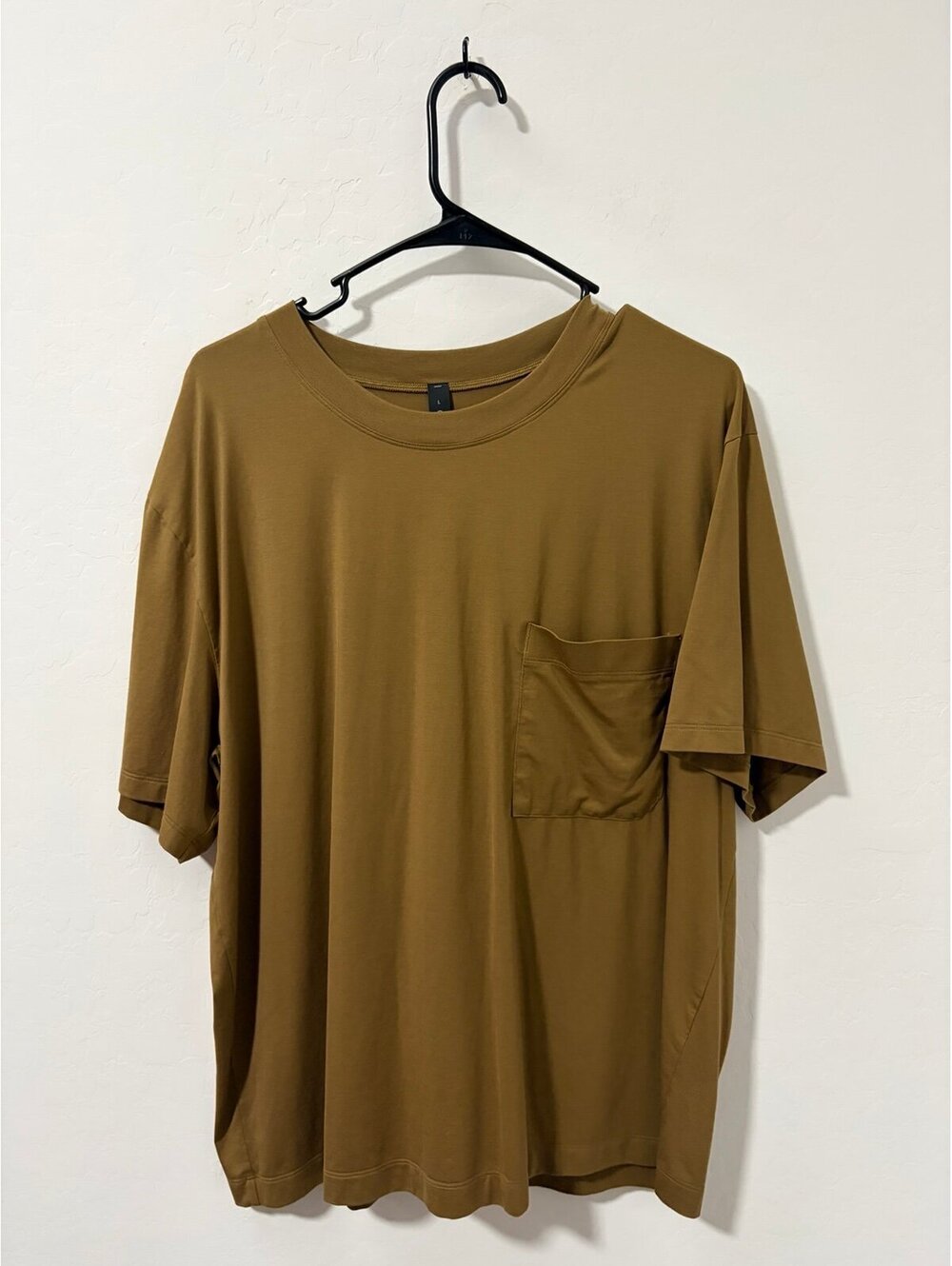 New Lululemon athletica pocket tee - Mens size Large